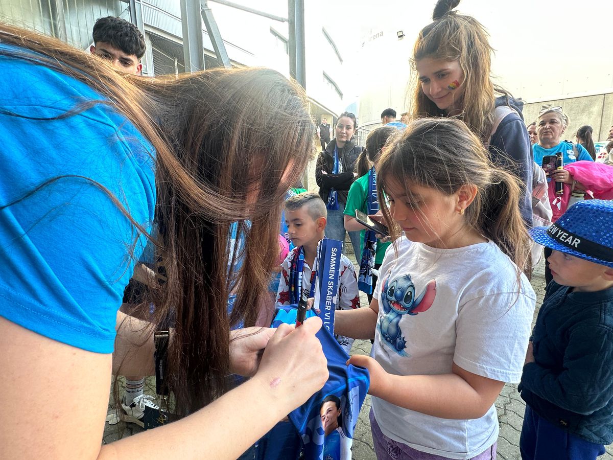 Ieșire blocată » Imagini surprinse după Esbjerg - CSM București. Pintea a scos capul pe ușa vestiarului: „Nicio șansă”