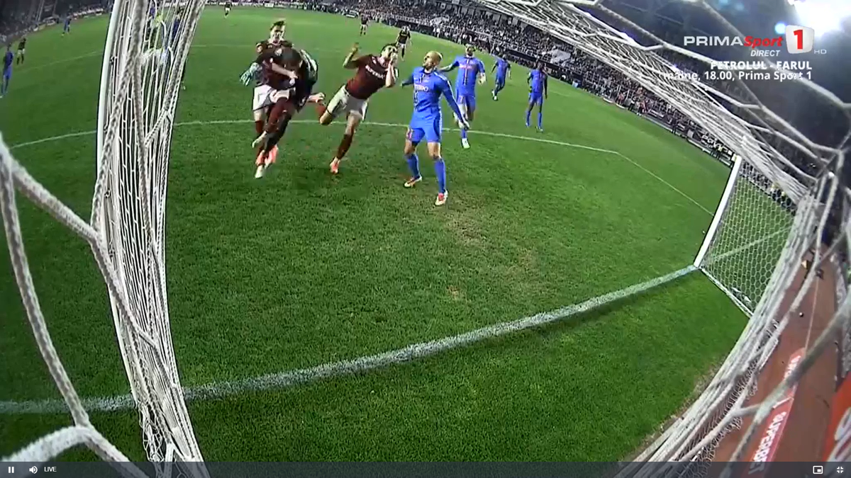 Radu Petrescu i-a refuzat Rapidului un penalty, după ce Christensen a fost tamponat de Târnovanu: „Decizie eronată”