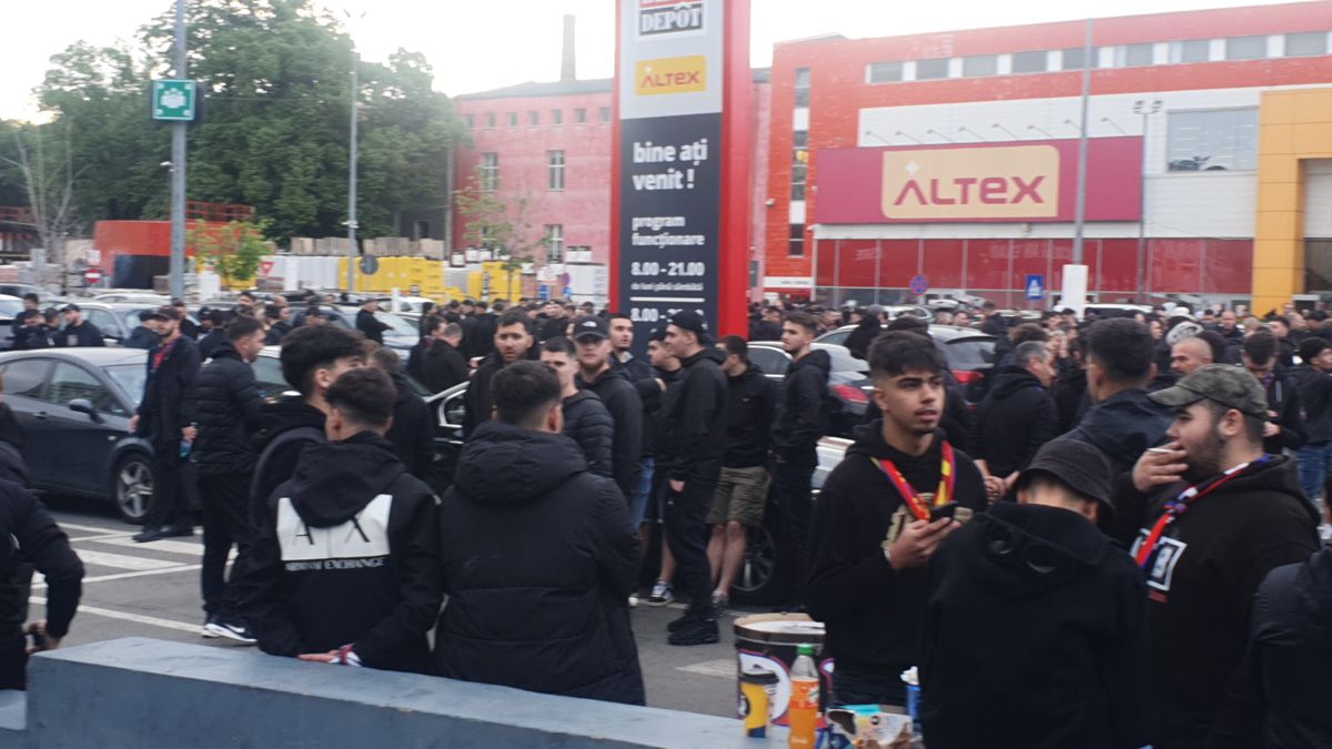 Ultrașii de la FCSB, înainte de meciul cu Rapid