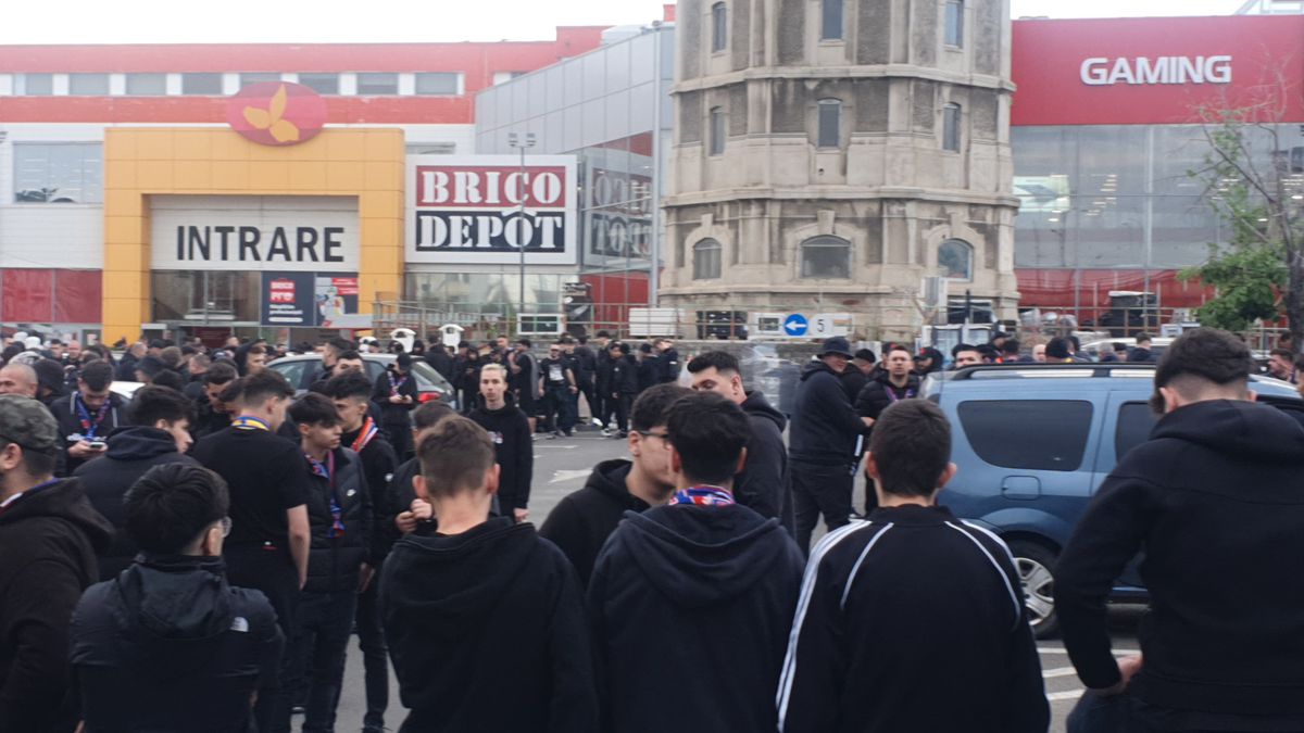 Ultrașii de la FCSB, înainte de meciul cu Rapid