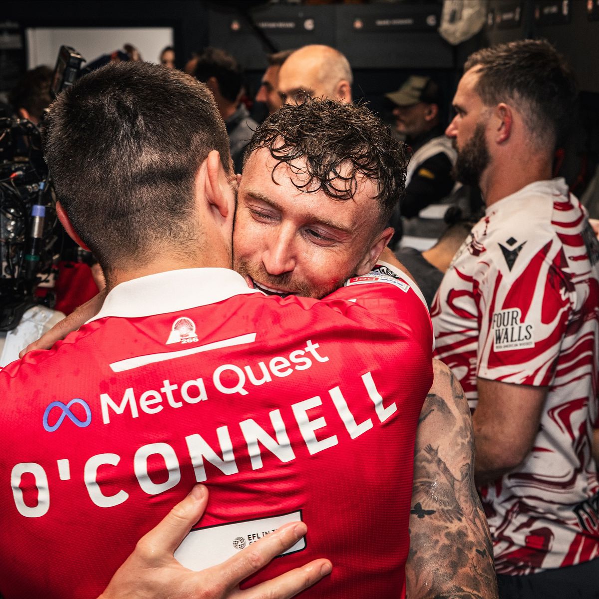 Echipa lui Ryan Reynolds, definitiv în istoria fotbalului englez » A promovat în Championship, iar fanii au invadat terenul