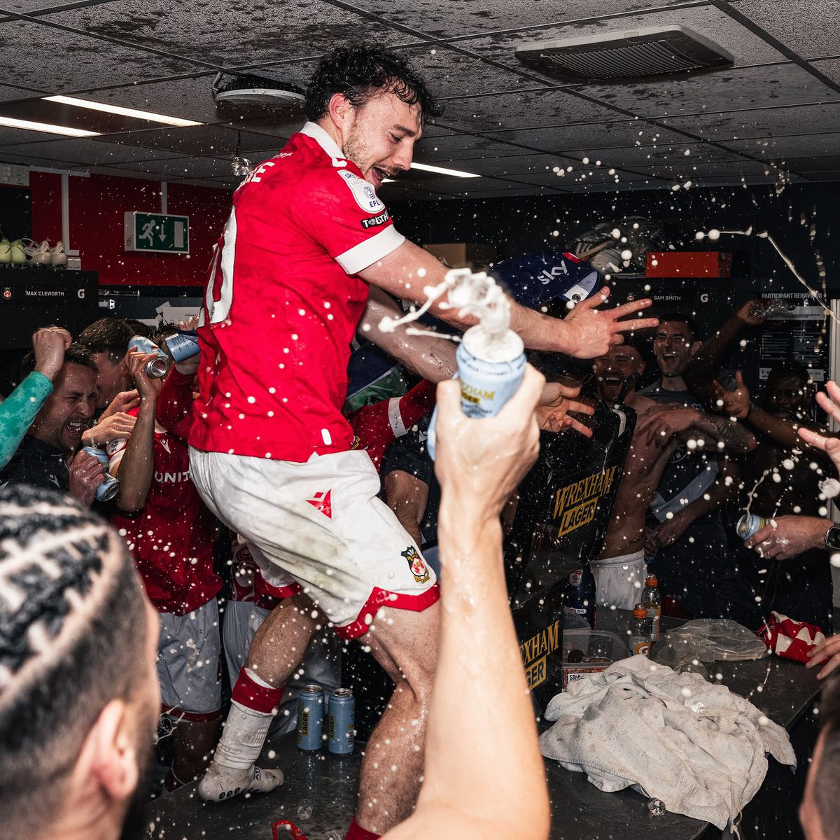 Echipa lui Ryan Reynolds, definitiv în istoria fotbalului englez » A promovat în Championship, iar fanii au invadat terenul