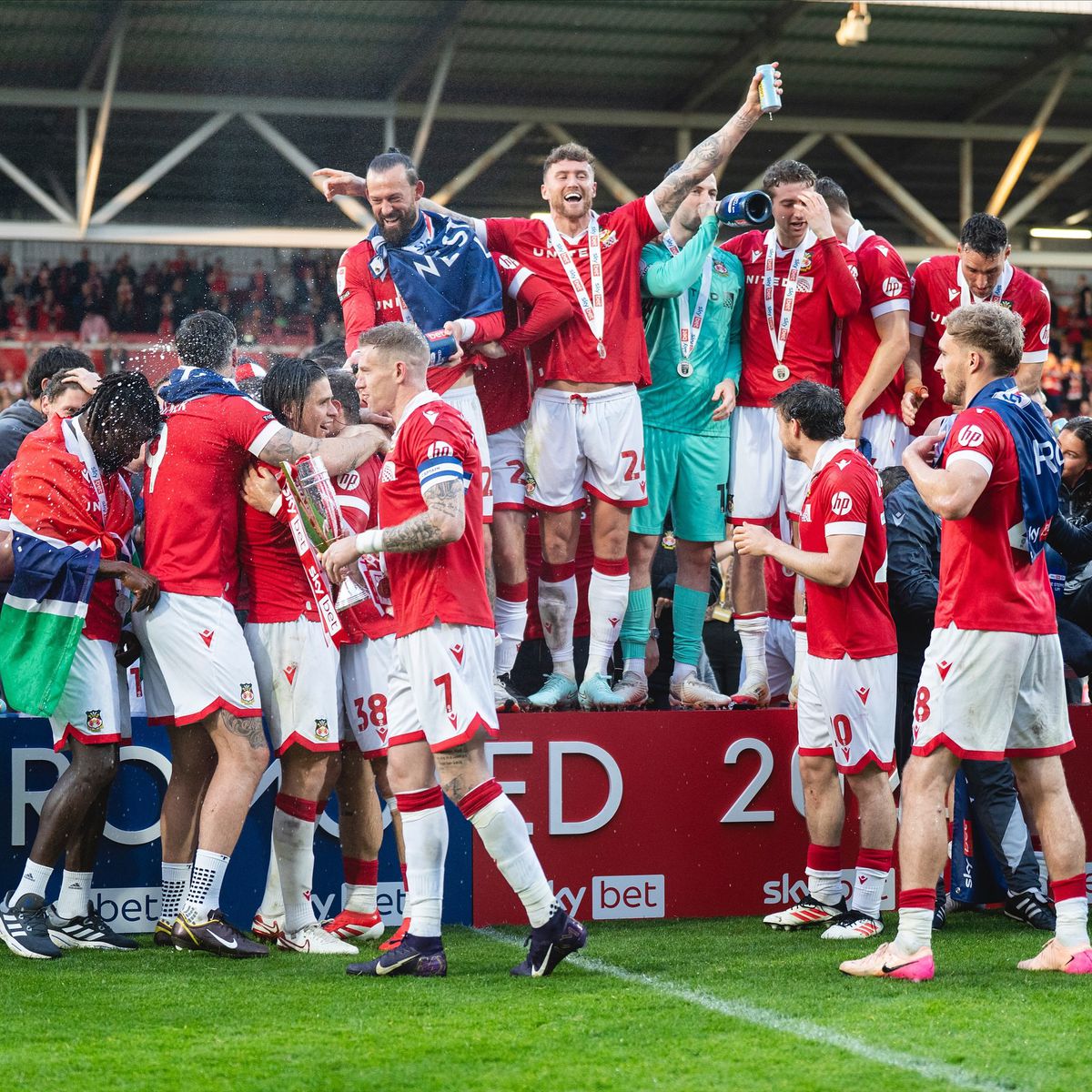 Wrexham, echipa patronată de Ryan Reynolds, a promovat al treilea sezon la rând