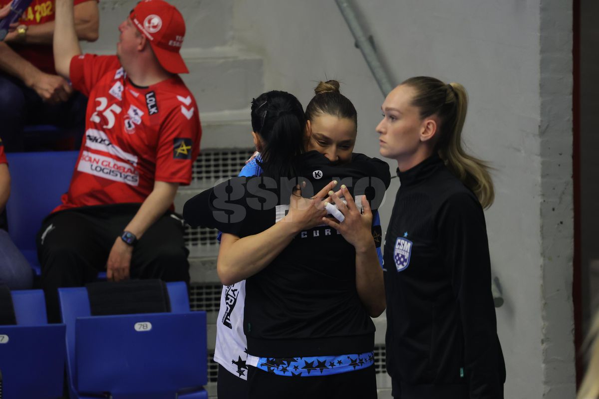 Cristina Neagu, moment emoționant înainte de Esbjerg - CSM București // FOTO: Ionuț Iordache (GSP.ro)