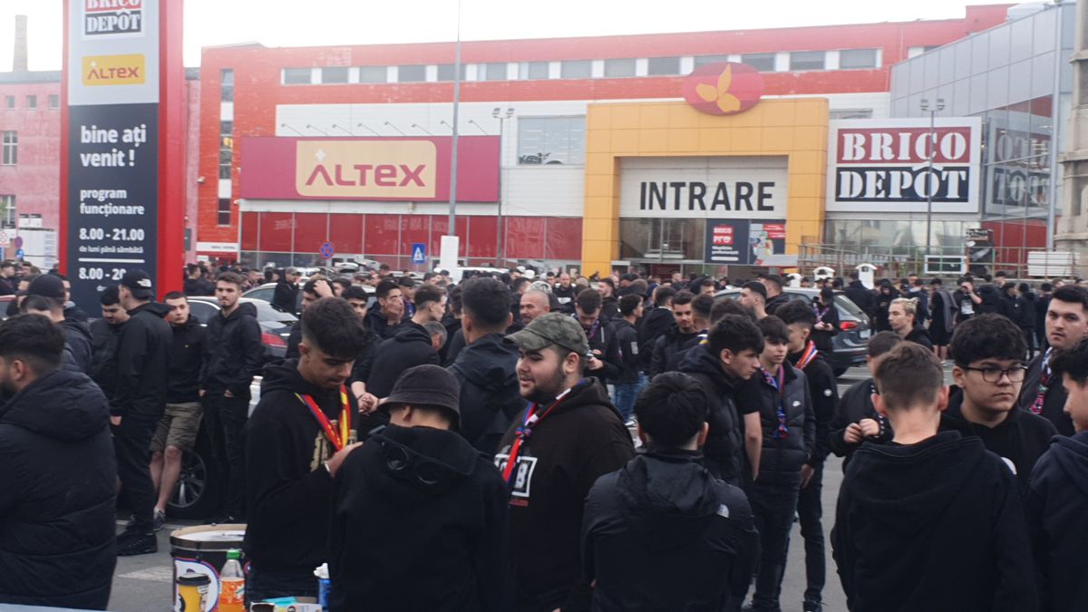 Ultrașii de la FCSB, înainte de meciul cu Rapid