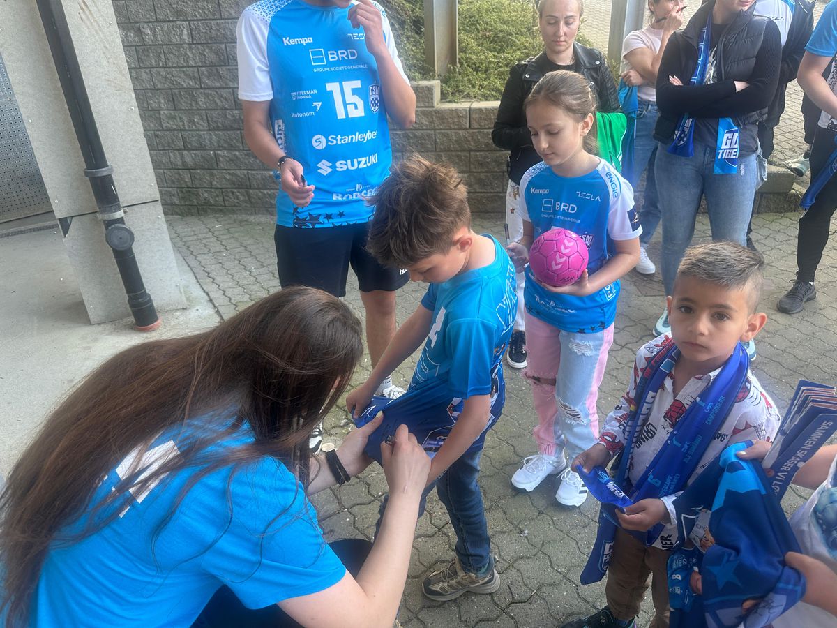 Ieșire blocată » Imagini surprinse după Esbjerg - CSM București. Pintea a scos capul pe ușa vestiarului: „Nicio șansă”