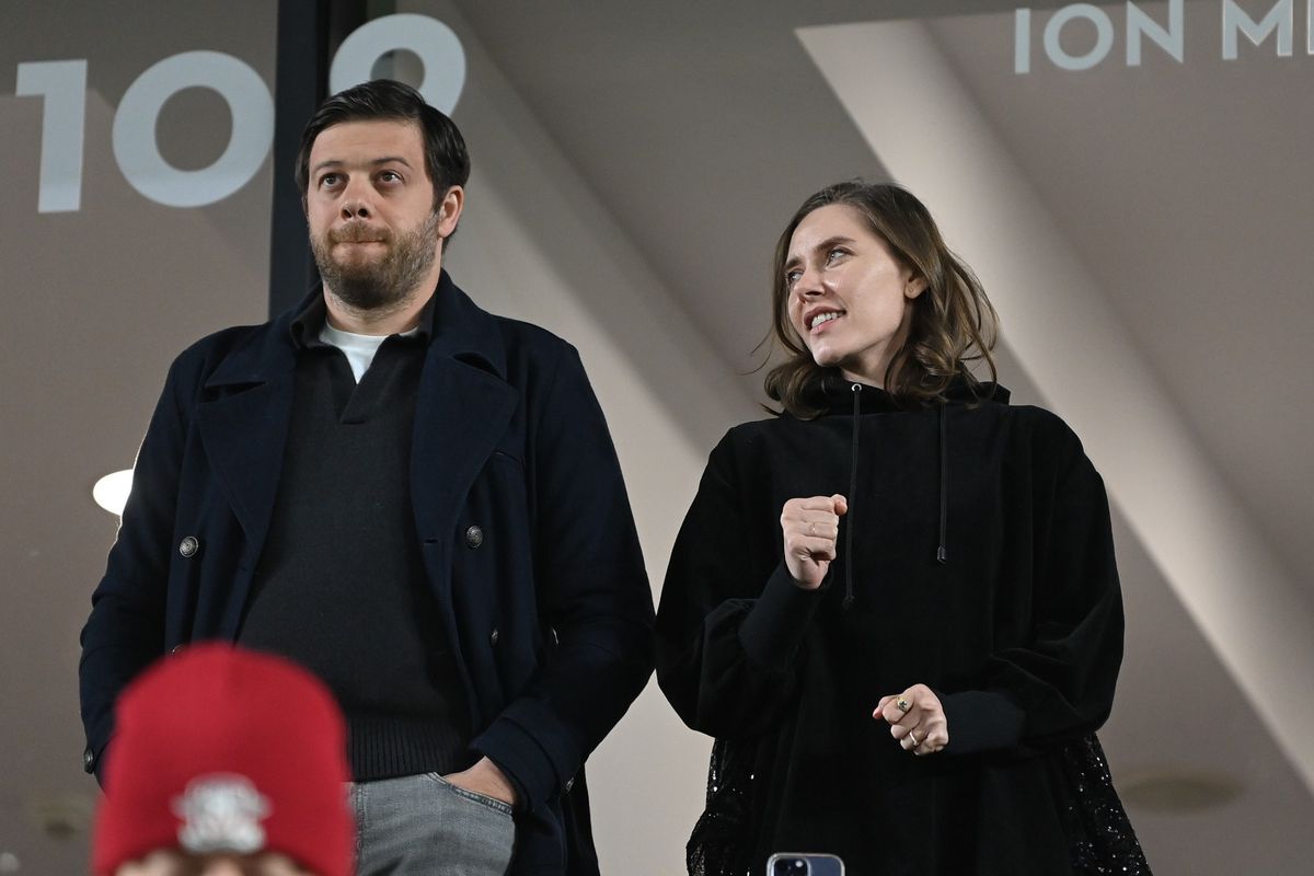 Tribună oficială înțesată de VIP-uri la Rapid - FCSB » Șucu și Angelescu au venit alături de soții