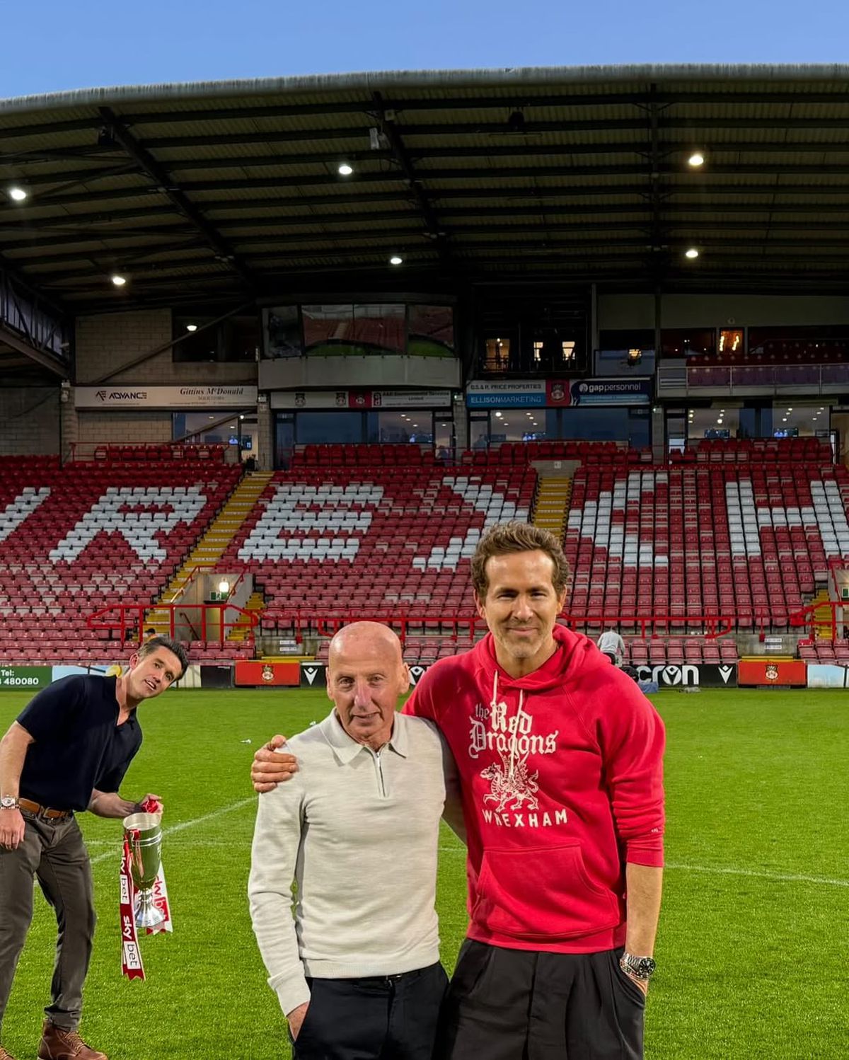 Echipa lui Ryan Reynolds, definitiv în istoria fotbalului englez » A promovat în Championship, iar fanii au invadat terenul