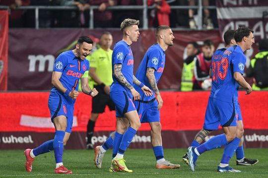 Jucătorii de la FCSB, bucuroși după golul de 1-0 cu Rapid/ foto Eduard Vînătoru
