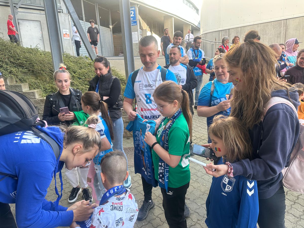 Ieșire blocată » Imagini surprinse după Esbjerg - CSM București. Pintea a scos capul pe ușa vestiarului: „Nicio șansă”