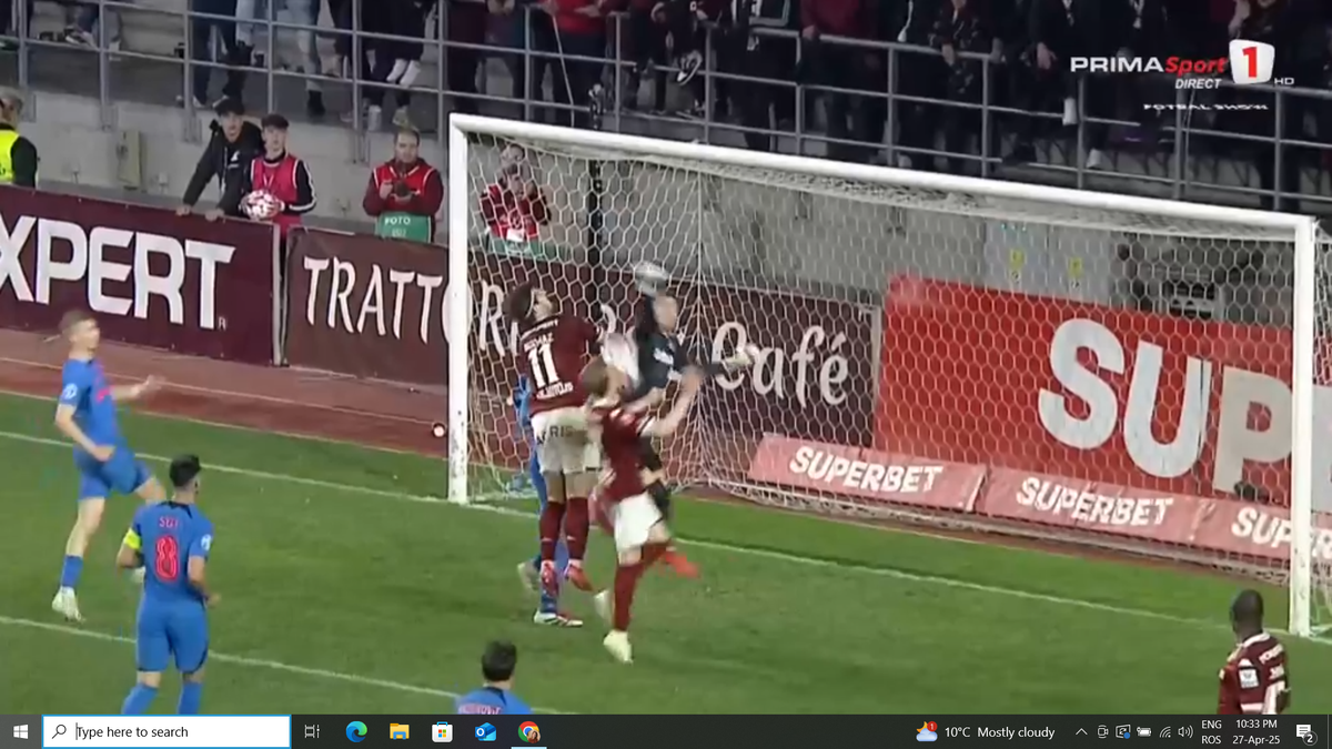 Radu Petrescu i-a refuzat Rapidului un penalty, după ce Christensen a fost tamponat de Târnovanu: „Decizie eronată”