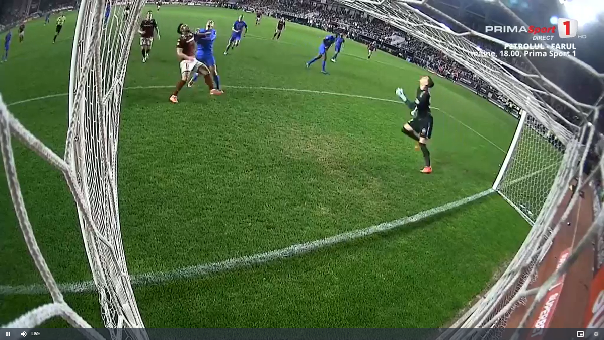 Radu Petrescu i-a refuzat Rapidului un penalty, după ce Christensen a fost tamponat de Târnovanu: „Decizie eronată”