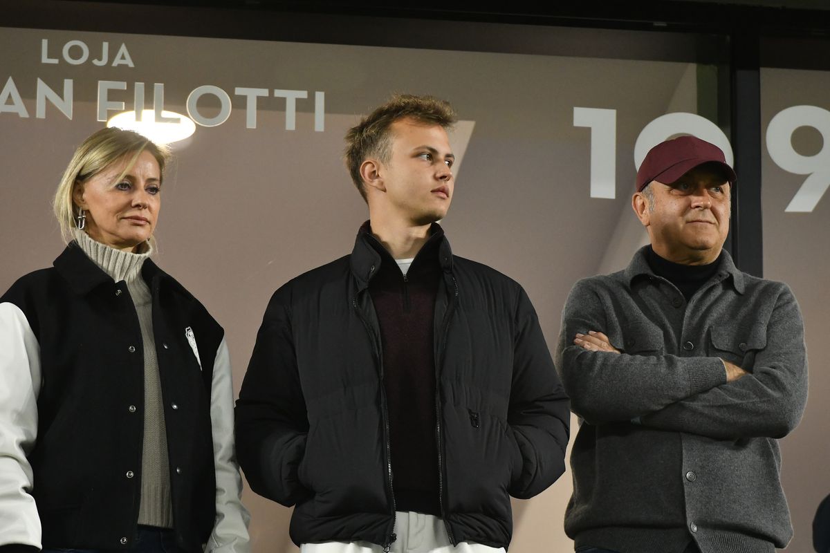 Tribună oficială înțesată de VIP-uri la Rapid - FCSB » Șucu și Angelescu au venit alături de soții