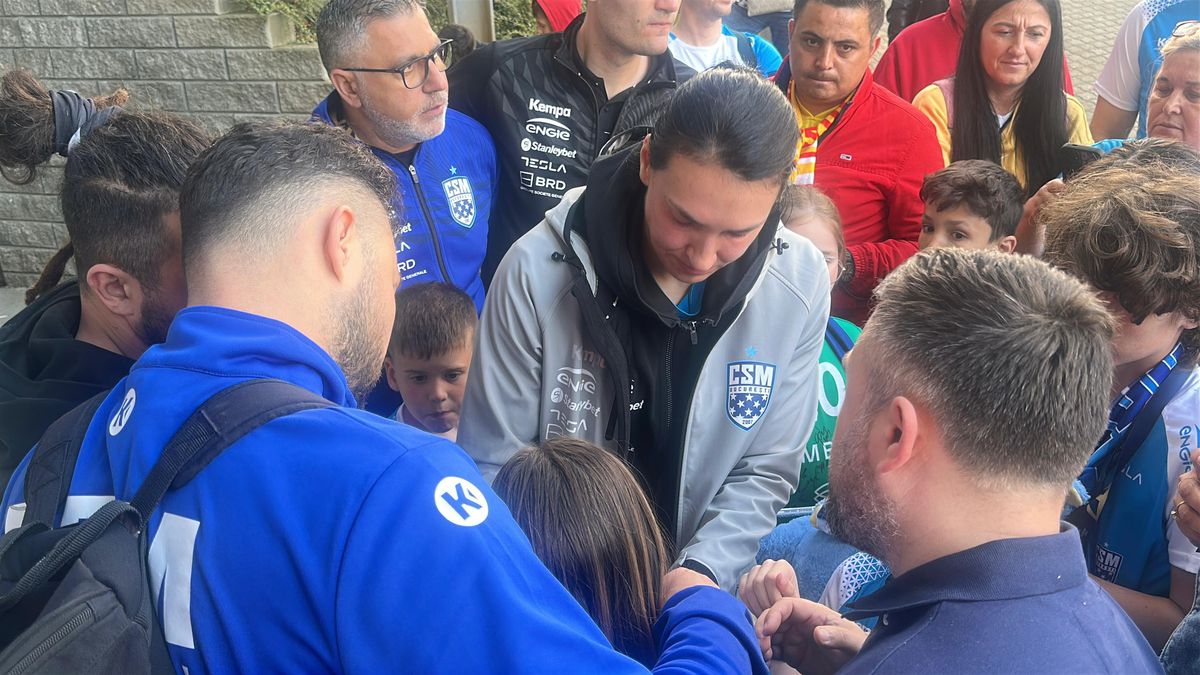 Ieșire blocată » Imagini surprinse după Esbjerg - CSM București. Pintea a scos capul pe ușa vestiarului: „Nicio șansă”