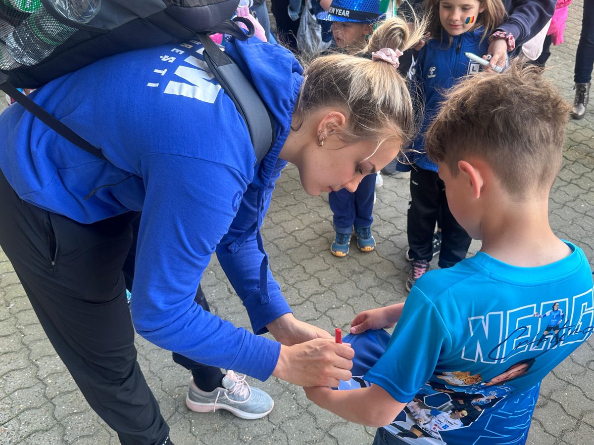 Ieșire blocată » Imagini surprinse după Esbjerg - CSM București. Pintea a scos capul pe ușa vestiarului: „Nicio șansă”