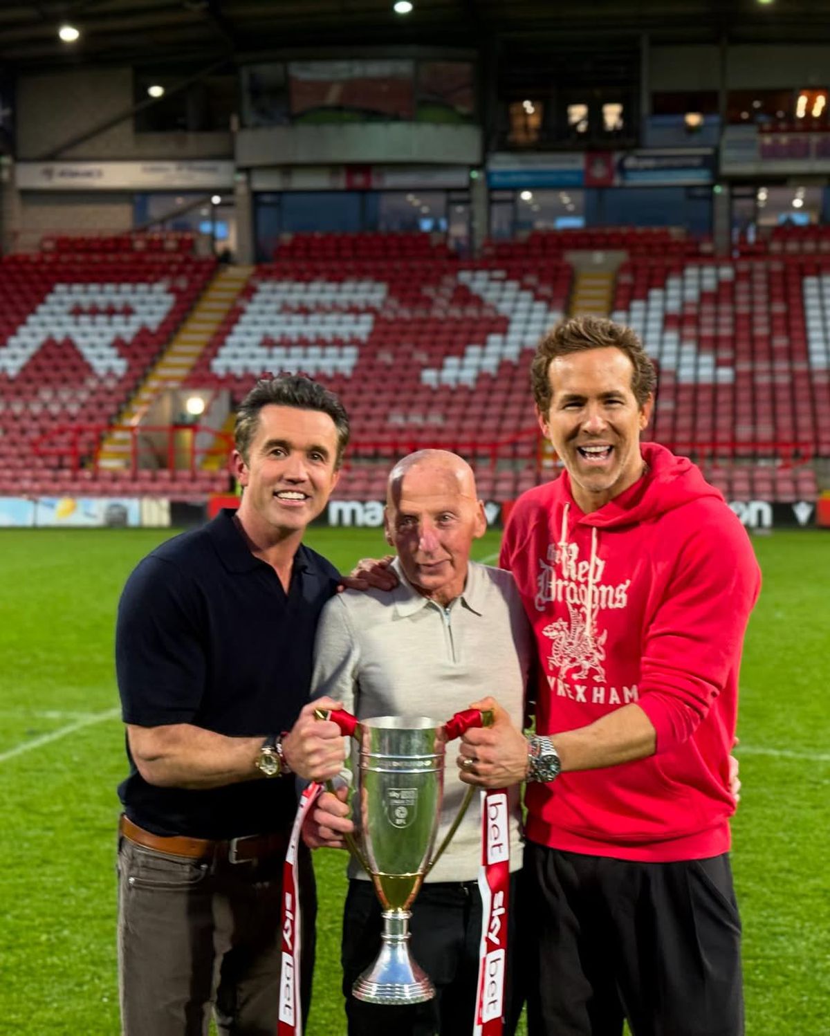 Echipa lui Ryan Reynolds, definitiv în istoria fotbalului englez » A promovat în Championship, iar fanii au invadat terenul