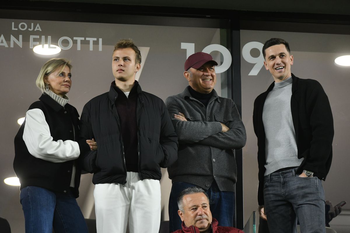 Tribună oficială înțesată de VIP-uri la Rapid - FCSB » Șucu și Angelescu au venit alături de soții