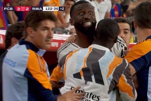 Antonio Rudiger e ținut de coechipieri ca să nu se ducă la arbitru / Foto: captură