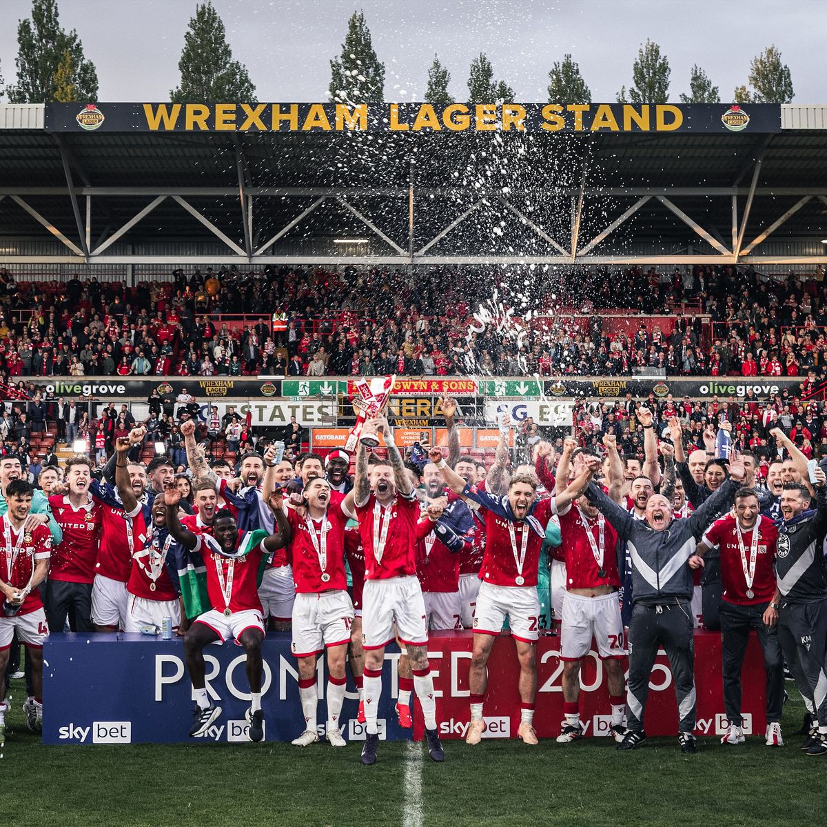 Wrexham, echipa patronată de Ryan Reynolds, a promovat al treilea sezon la rând