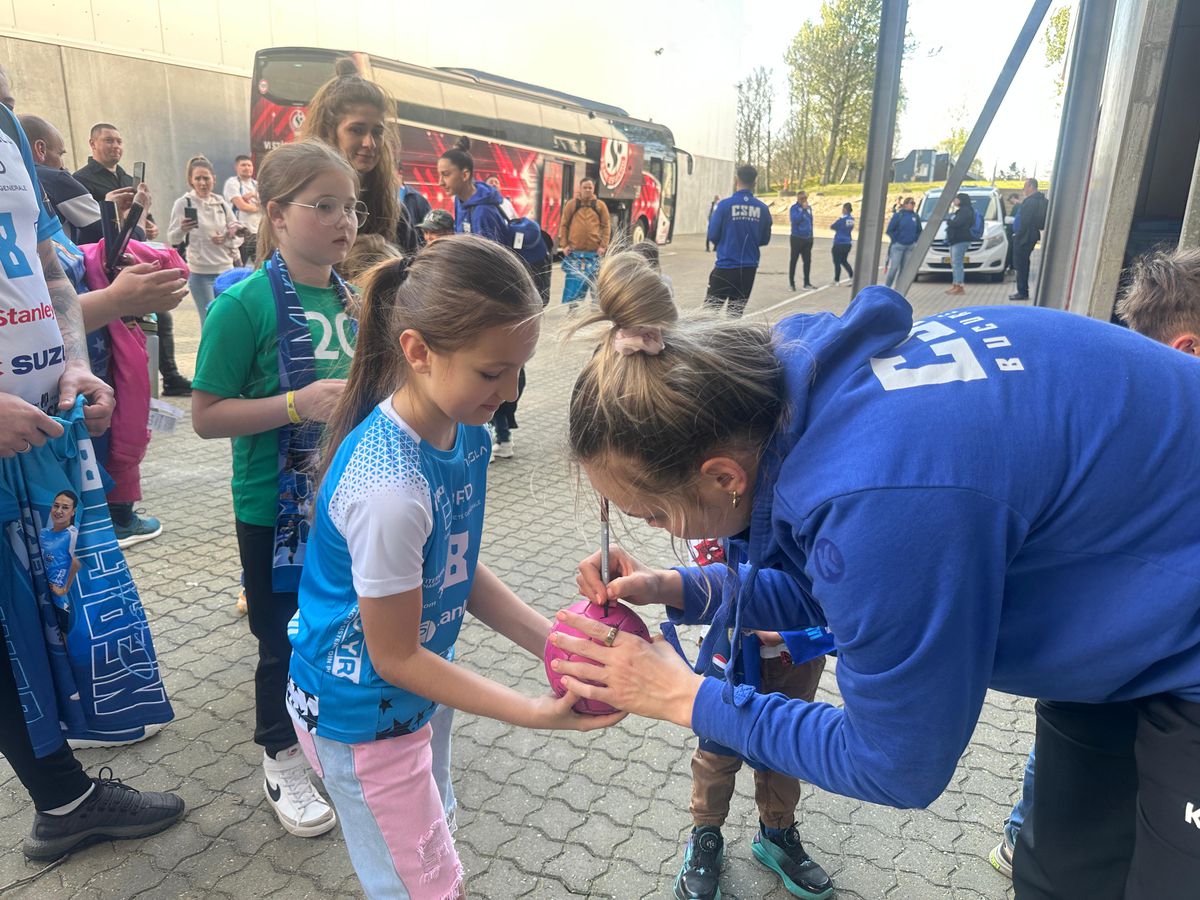 Ieșire blocată » Imagini surprinse după Esbjerg - CSM București. Pintea a scos capul pe ușa vestiarului: „Nicio șansă”