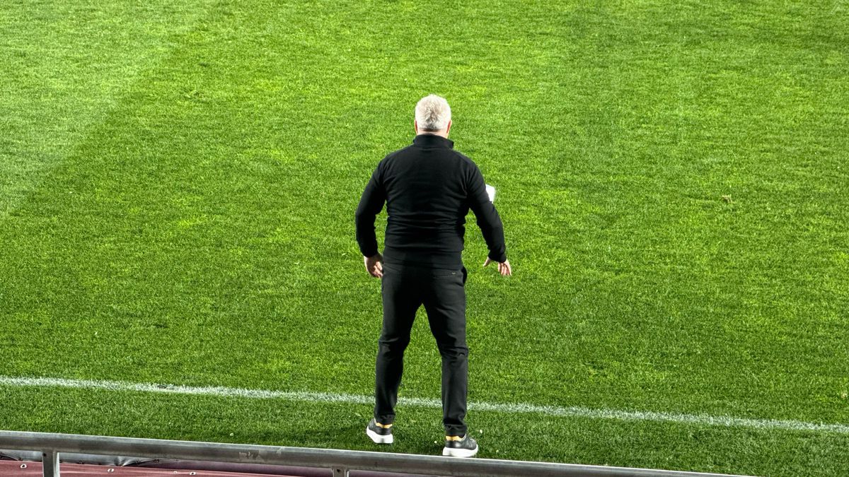 Marius Șumudică s-a dat cu capul de bancă în prima repriză din Rapid - FCSB: „Ăla e fundaș central, bă băiatule, bă?!”