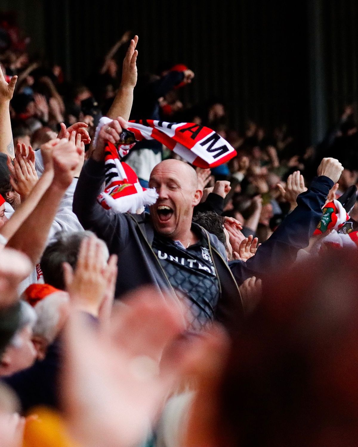 Echipa lui Ryan Reynolds, definitiv în istoria fotbalului englez » A promovat în Championship, iar fanii au invadat terenul