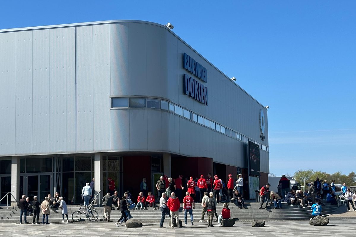 „Din toată inima pentru România” » Au parcurs 2000 de km pentru CSM București și au „tocit” tobele la Esbjerg! Imagine genială: românii și danezii, împreună în sală