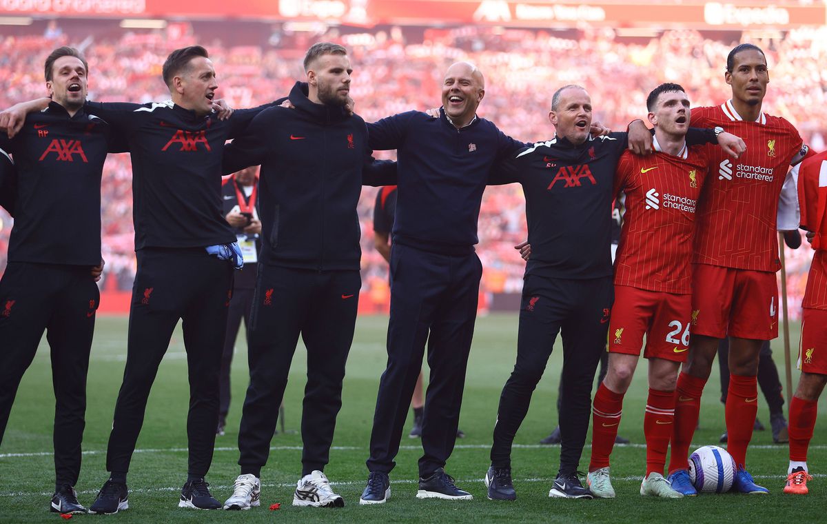 Imagini antologice de la petrecerea de titlu a lui Liverpool » Arne Slot, dedicație specială pentru Jurgen Klopp