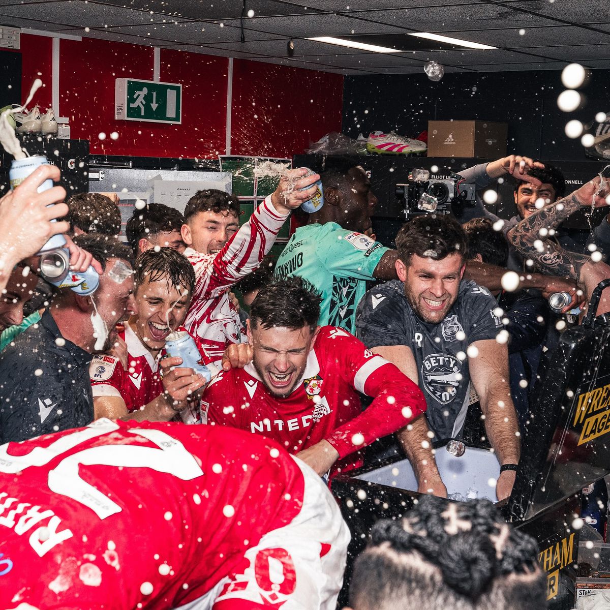 Wrexham, echipa patronată de Ryan Reynolds, a promovat al treilea sezon la rând