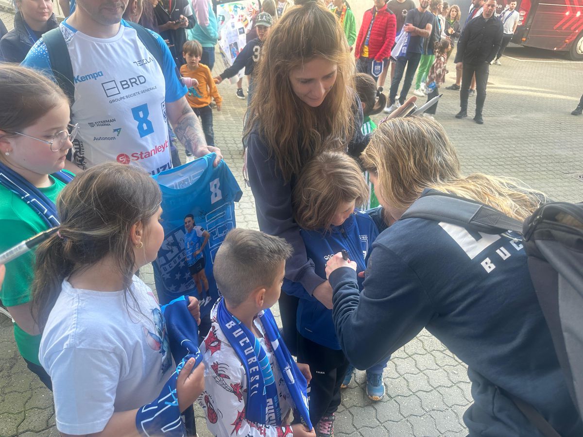 Ieșire blocată » Imagini surprinse după Esbjerg - CSM București. Pintea a scos capul pe ușa vestiarului: „Nicio șansă”