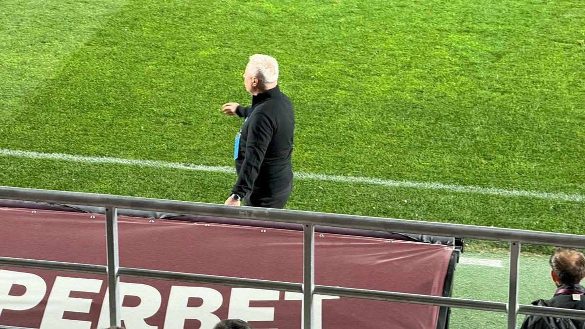 Marius Șumudică s-a dat cu capul de bancă în prima repriză din Rapid - FCSB: „Ăla e fundaș central, bă băiatule, bă?!”