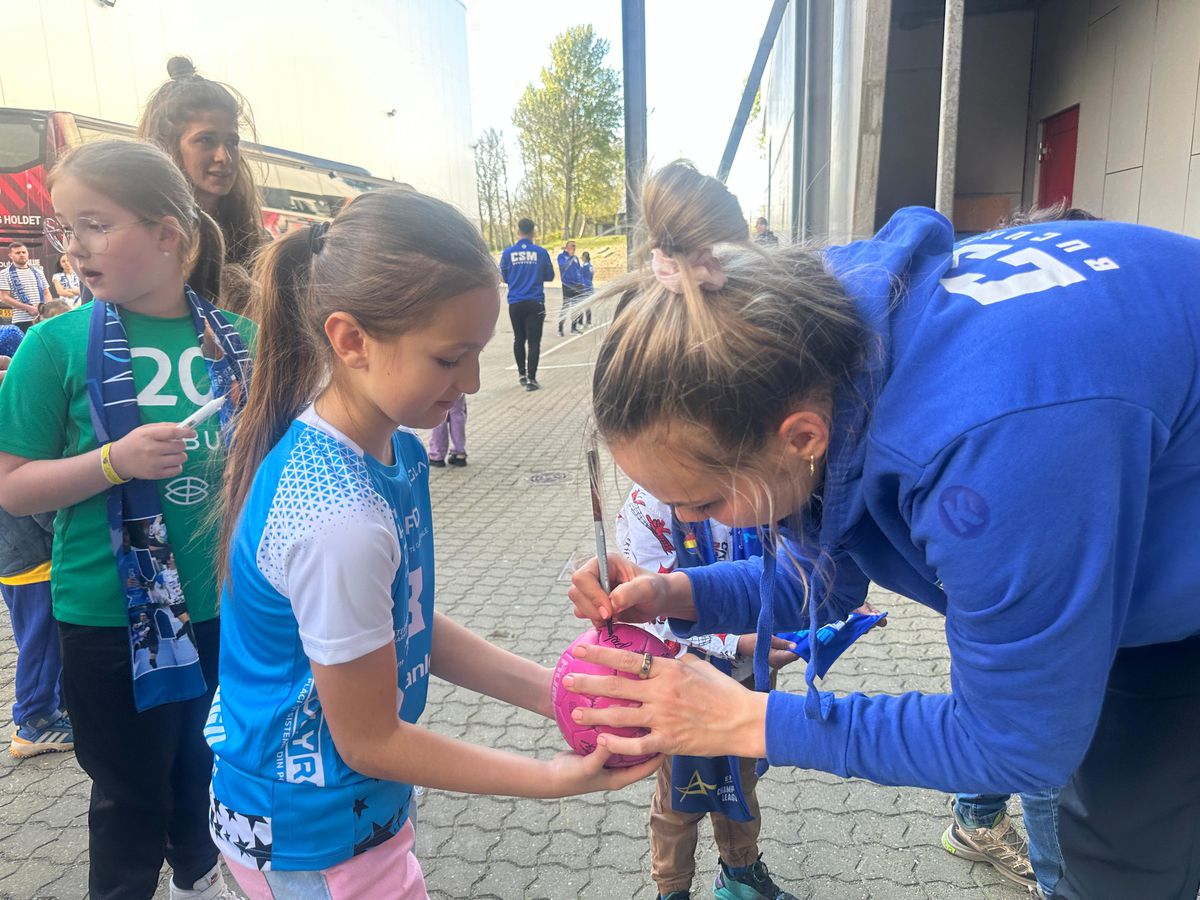 Ieșire blocată » Imagini surprinse după Esbjerg - CSM București. Pintea a scos capul pe ușa vestiarului: „Nicio șansă”