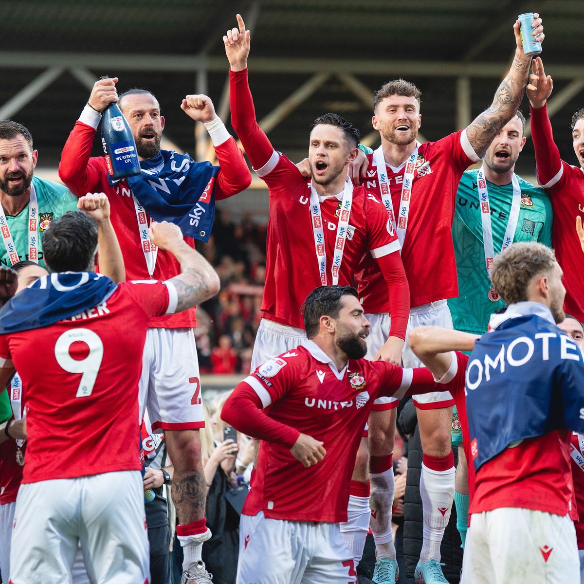 Echipa lui Ryan Reynolds, definitiv în istoria fotbalului englez » A promovat în Championship, iar fanii au invadat terenul