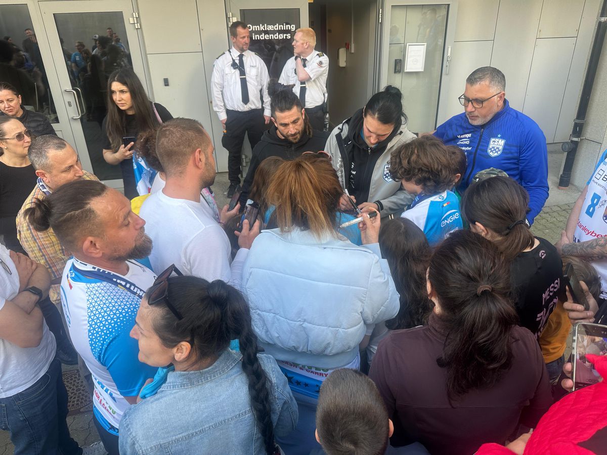 Ieșire blocată » Imagini surprinse după Esbjerg - CSM București. Pintea a scos capul pe ușa vestiarului: „Nicio șansă”