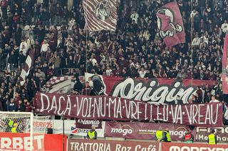 Ultrașii Rapidului nu l-au iertat pe Marius Șumudică: mesajul afișat în peluză în minutul 1