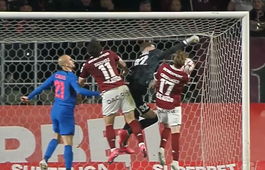 Rapid nu a primit penalty la o fază controversată