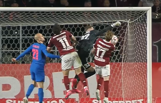 Radu Petrescu i-a refuzat Rapidului un penalty, după ce Christensen a fost tamponat de Târnovanu: „Decizie eronată”