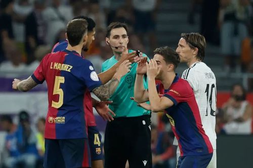 Jucătorii Barcelonei nu sunt de acord cu decizia „centralului” Bengoetxea la intervenția lui Asencio asupra lui Raphinha