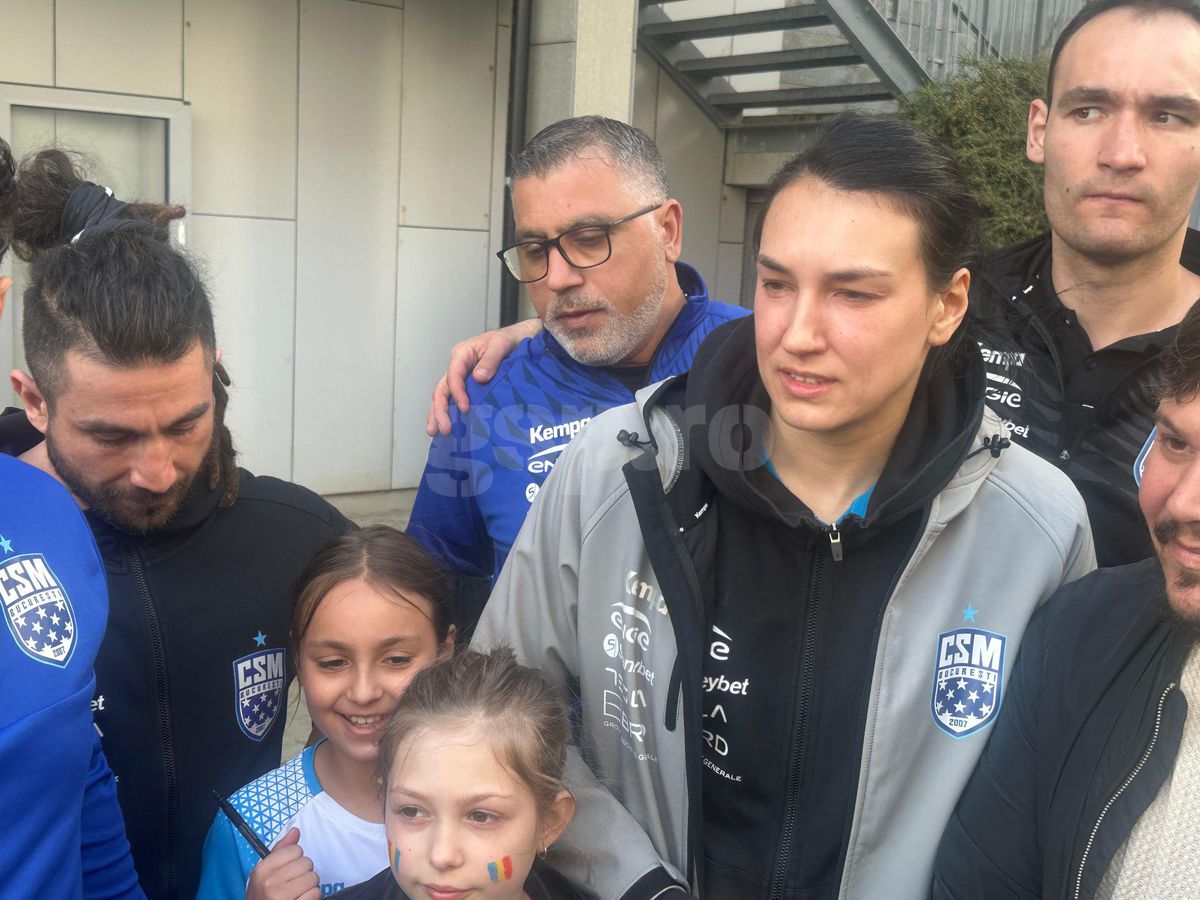 Ieșire blocată » Imagini surprinse după Esbjerg - CSM București. Pintea a scos capul pe ușa vestiarului: „Nicio șansă”