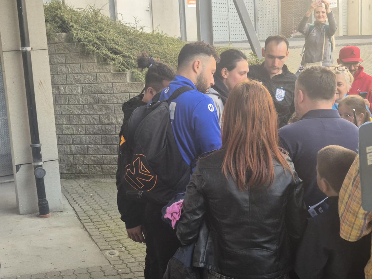 Ieșire blocată » Imagini surprinse după Esbjerg - CSM București. Pintea a scos capul pe ușa vestiarului: „Nicio șansă”