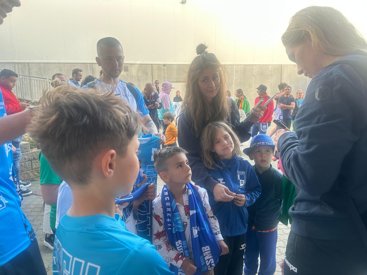 Ieșire blocată » Imagini surprinse după Esbjerg - CSM București. Pintea a scos capul pe ușa vestiarului: „Nicio șansă”