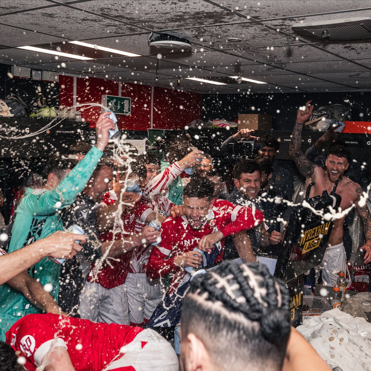 Echipa lui Ryan Reynolds, definitiv în istoria fotbalului englez » A promovat în Championship, iar fanii au invadat terenul