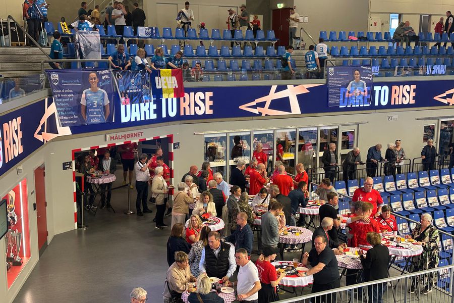 „Din toată inima pentru România” » Au parcurs 2000 de km pentru CSM București și au „tocit” tobele la Esbjerg! Imagine genială: românii și danezii, împreună în sală