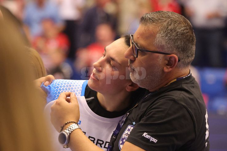 Cristina Neagu, în lacrimi după ultimul meci din carieră în Champions League/ foto: Ionuț Iordache (GSP)