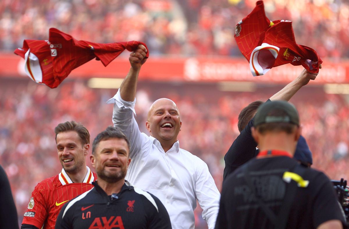 Imagini antologice de la petrecerea de titlu a lui Liverpool » Arne Slot, dedicație specială pentru Jurgen Klopp