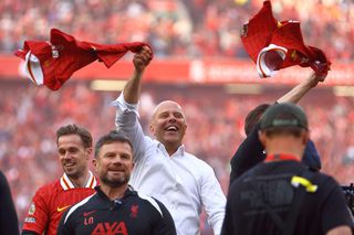 Imagini antologice de la petrecerea de titlu a lui Liverpool » Arne Slot, dedicație specială pentru Jurgen Klopp