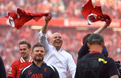 Imagini antologice de la petrecerea de titlu a lui Liverpool » Arne Slot, dedicație specială pentru Jurgen Klopp