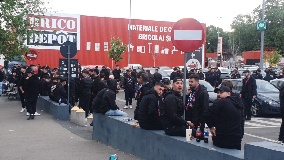 Ultrașii de la FCSB, înainte de meciul cu Rapid