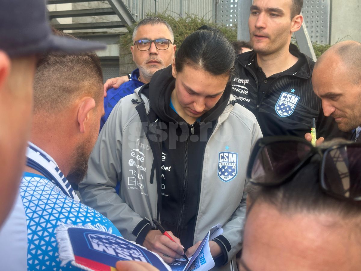 Ieșire blocată » Imagini surprinse după Esbjerg - CSM București. Pintea a scos capul pe ușa vestiarului: „Nicio șansă”