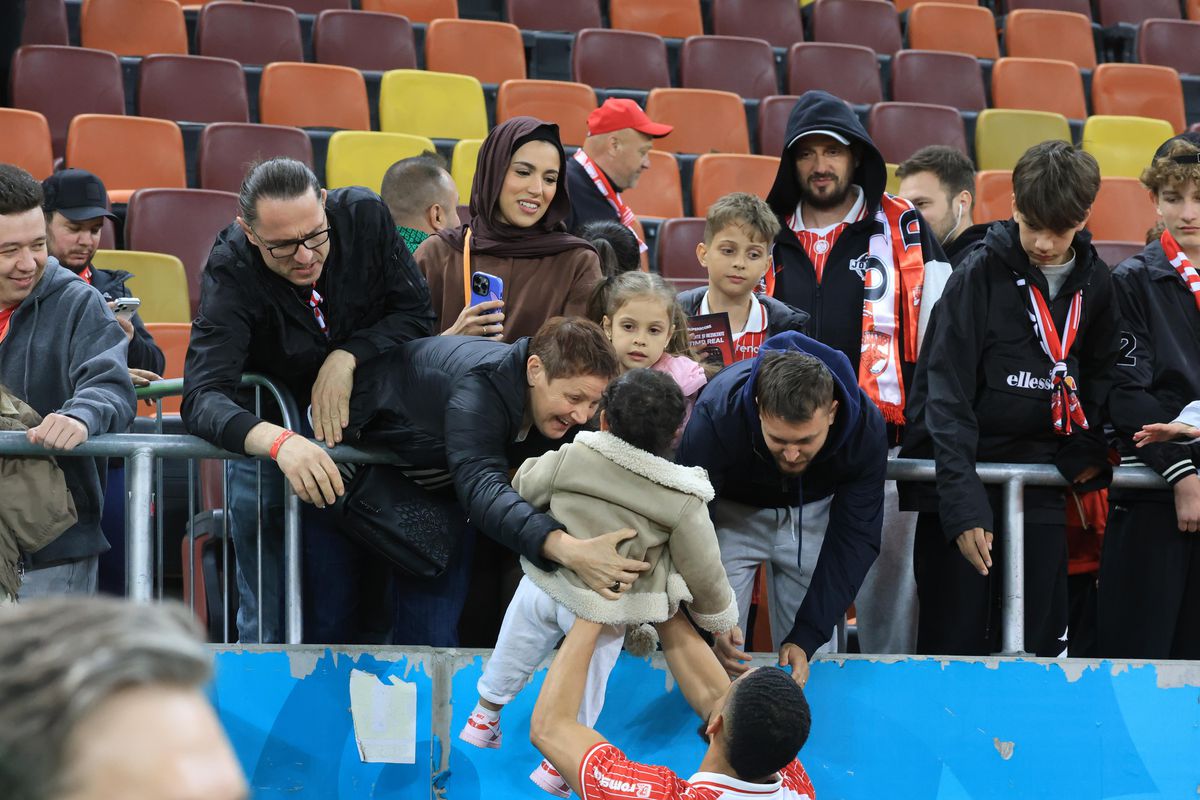 Imagini înduioșătoare după Dinamo - Rapid » A început să plângă când a fost înconjurat de mascați + „câinii” au răspuns ironiei rivalilor